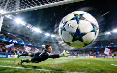 欧洲冠军联赛淘汰赛阶段精彩瞬间足球飞向球门画面