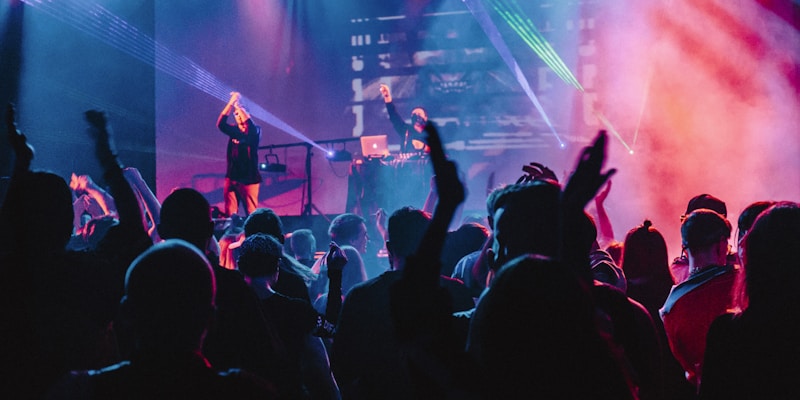 西汉姆联球迷在酒吧共同观看比赛热烈庆祝的欢乐场景