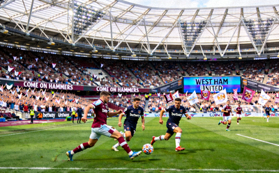 英超联赛西汉姆联队主场伦敦体育场激烈比赛现场高清图片